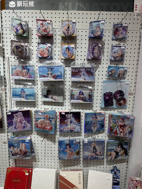 D3 下 小寨银泰城或许是西北最大的二次元聚集地了,挤满了人,跟男执事 coser 拍照的女生队伍都转了几圈了