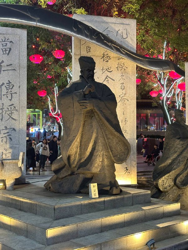 D2 大唐不夜城一个人逛步行街就好像全身打满了 debuff