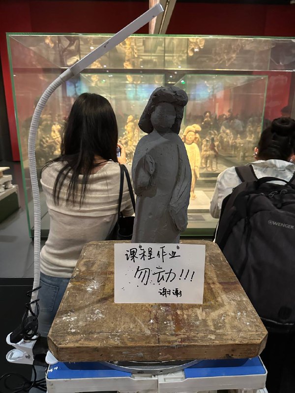 D3 上 陕西历史博物馆超多导游,甚至还有很多一排排的学生在这里上课背书拍的最多的竟然是别人的课程作业这个博物馆还挺难约的,约了很多天才能约得上,听说本地人天天抢都很难抢#真西安旅游D3 上 陕西历史博物馆超多导游,甚至还有很多一排排的学生在这里上课背书拍的最多的竟然是别人的课程作业这个博物馆还挺难约的,约了很多天才能约得上,听说本地人天天抢都很难抢#真西安旅游