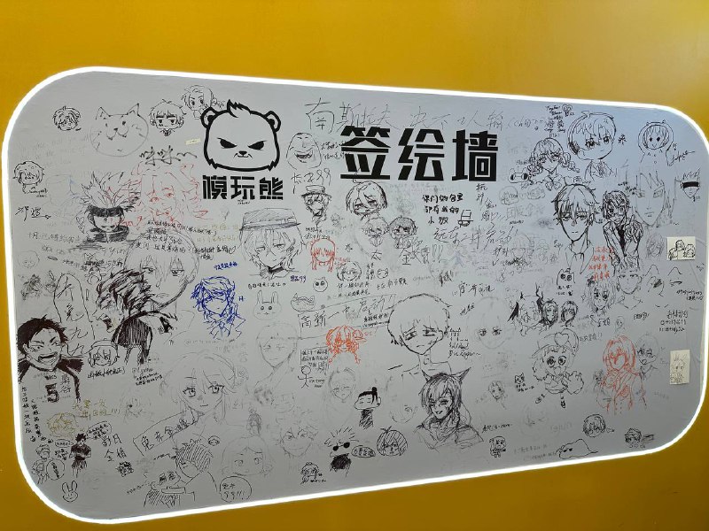 D3 下 小寨银泰城或许是西北最大的二次元聚集地了,挤满了人,跟男执事 coser 拍照的女生队伍都转了几圈了