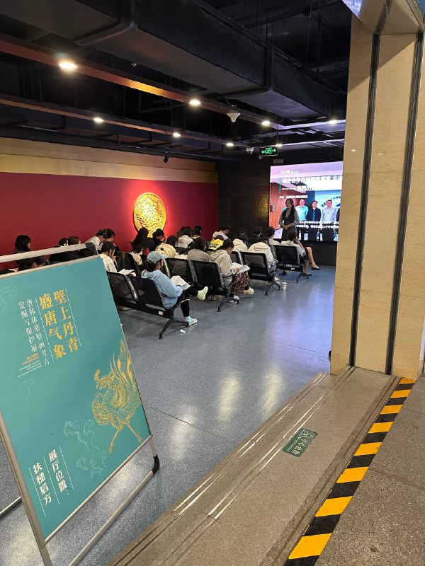 D3 上 陕西历史博物馆超多导游,甚至还有很多一排排的学生在这里上课背书拍的最多的竟然是别人的课程作业这个博物馆还挺难约的,约了很多天才能约得上,听说本地人天天抢都很难抢#真西安旅游D3 上 陕西历史博物馆超多导游,甚至还有很多一排排的学生在这里上课背书拍的最多的竟然是别人的课程作业这个博物馆还挺难约的,约了很多天才能约得上,听说本地人天天抢都很难抢#真西安旅游